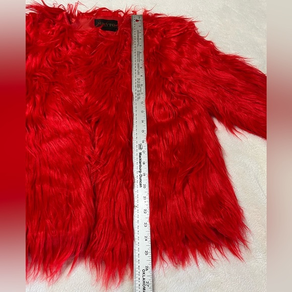 MR.YTG Women’s Striking Vibrant Red Shaggy Faux Fur Short Jacket Pockets Size M - Picture 4 of 11